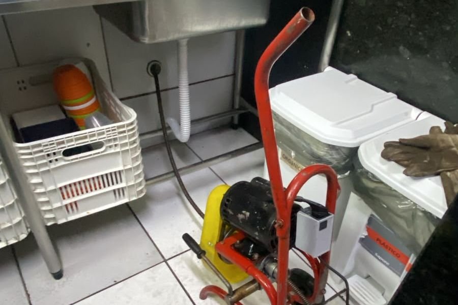 Desentupimento de pia em cozinha comercial